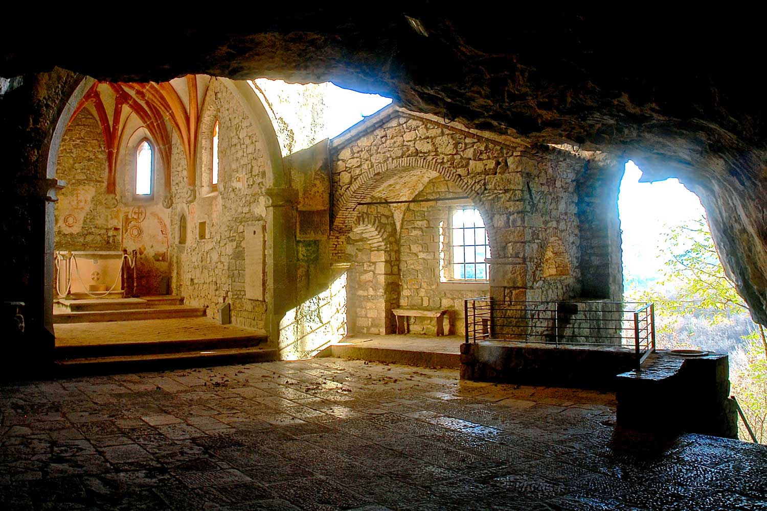 Nel ventre della Grotta:parole, musica e immagini  